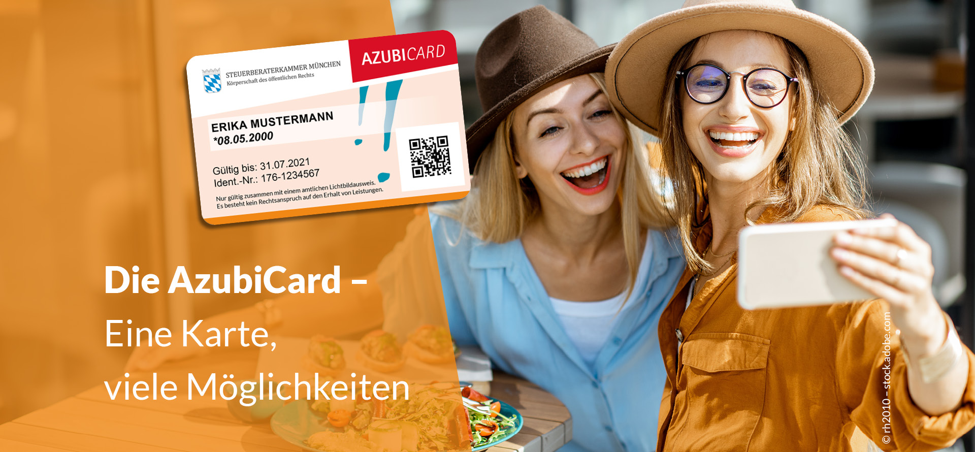 Foto: Weißer Schriftzug "Die AzubiCard - Eine Karte, viele Möglichkeiten" auf orangenem Hintergrund. Ein Musterbild einer AzubiCard. Bild: Zwei Freundinnen beim Brunchen / Essen machen ein Selfie.